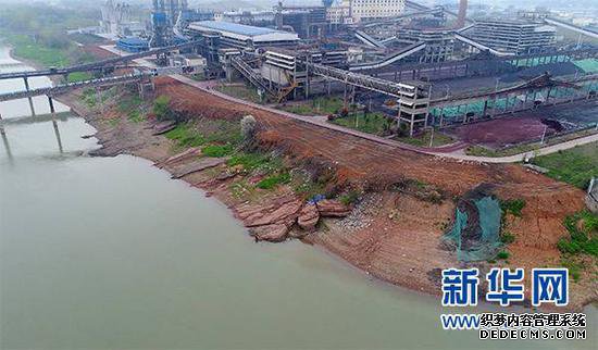 3月29日用无人机拍摄的安徽贵池前江工业园内某公司厂区内的长江堤岸旁倾倒的选矿尾渣。新华社图